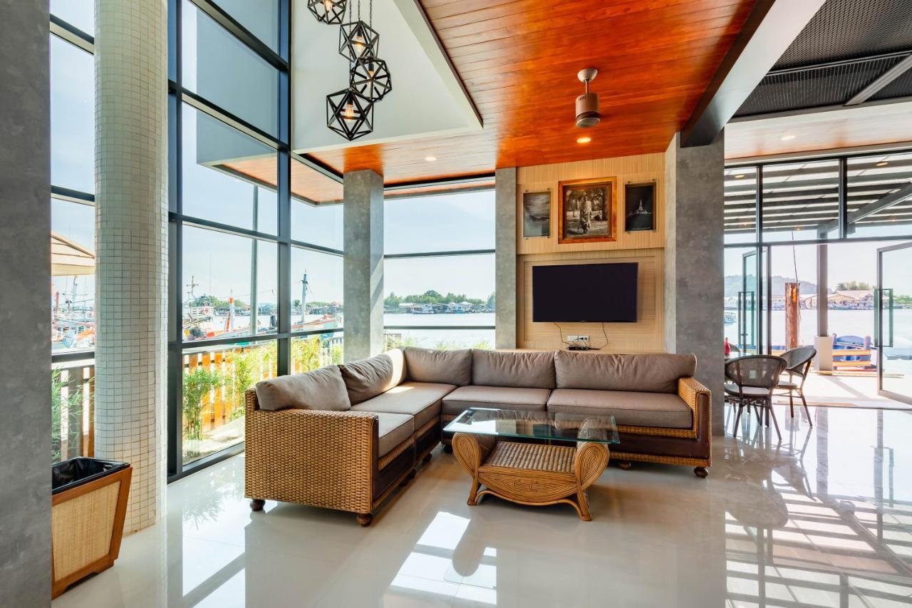Hotel The Blue C Donsak Surat Thani Esterno foto