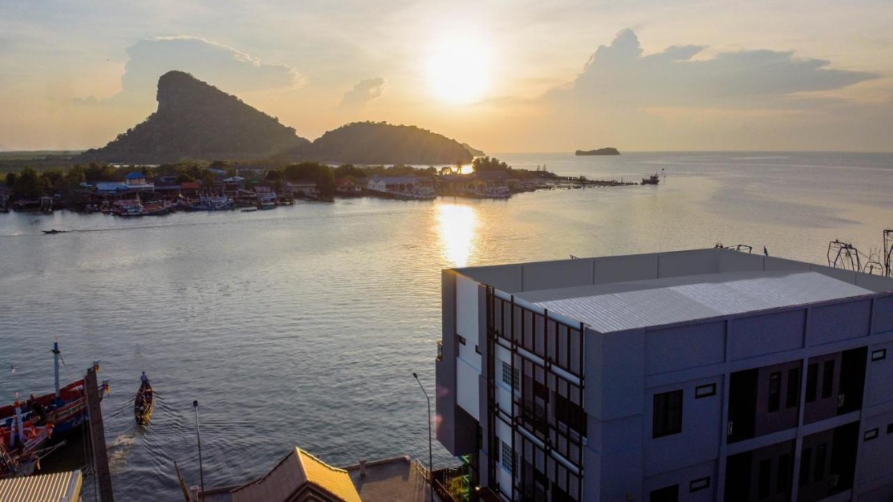 Hotel The Blue C Donsak Surat Thani Esterno foto